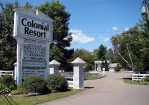a sign for a colombian resort in a driveway at Colonial Resort-1000Islands in Gananoque