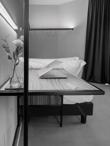 a table with a laptop on top of a bed at Villa Verlengia in Montesilvano