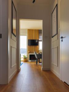 Μια τηλεόραση ή/και κέντρο ψυχαγωγίας στο Apartament Szmaragdowy nad jeziorem Juno w Mrągowie