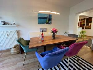a dining room with a wooden table and chairs at Seewohnung Lucia - mit Seezugang in Annenheim