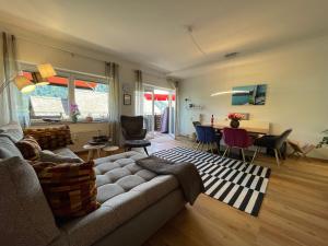 a living room with a couch and a table at Seewohnung Lucia - mit Seezugang in Annenheim