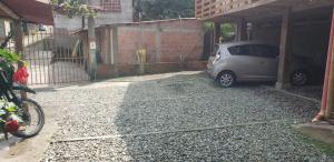 Imagen de la galería de Cabaña los Naranjos con parqueo, en Calarcá 3 fotos más