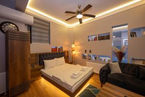 een slaapkamer met een bed en een plafondventilator bij Dorne Suite Taksim Hotel in Istanbul