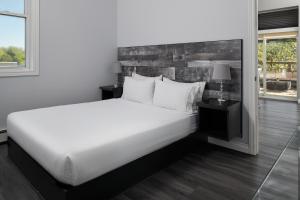 Postel nebo postele na pokoji v ubytování Samuels Boutique Hotel