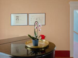 a table with a vase of flowers on top of it at Villa Verlengia in Montesilvano
