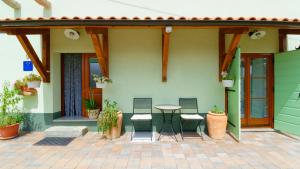 patio z krzesłami i stołem przed domem w obiekcie Villa Nicolara by Rent Istria w mieście Buzet