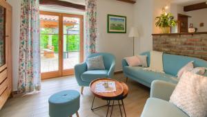 salon z kanapą, krzesłami i stołem w obiekcie Villa Nicolara by Rent Istria w mieście Buzet