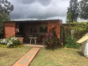 a brick house with a table in a yard at Hermoso chalet en una muy buena ubicación in Chía