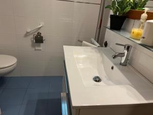 a bathroom with a white sink and a toilet at APARTAMENTO 1 LINEA MORAIRA in Moraira +29 photos