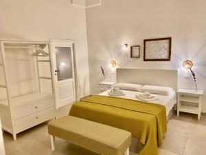 モンタルバーノにあるVilla Ricciardi-Suite famigliare 1-zona Ostuniのベッドルーム1室(黄色い毛布付きのベッド1台付)