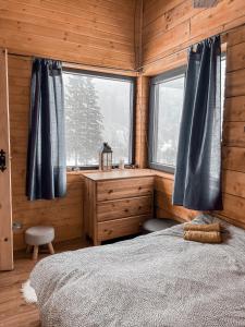 Säng eller sängar i ett rum på Panoramic Cabin Stânceni