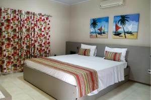 - une chambre avec un grand lit blanc et 2 oreillers dans l'établissement Hotel Pousada Villa Itália Olímpia, à Olímpia