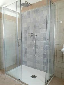 een badkamer met een glazen douchecabine bij Ramasole in Ostuni