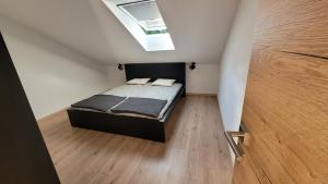 małą sypialnię z łóżkiem na poddaszu w obiekcie Apartma Krupa w mieście Gradac