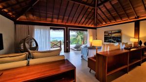 - un salon avec un lit et un bureau dans l'établissement NANNAI Noronha Solar Dos Ventos, à Fernando de Noronha
