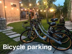 zwei Fahrräder, die nachts auf einem Hof geparkt sind in der Unterkunft InTown Guesthouse Shkoder in Shkodra