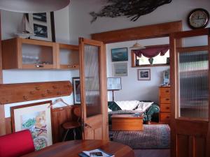 una camera con un letto e un tavolo di Bluff Hill Lighthouse B&B a Napier