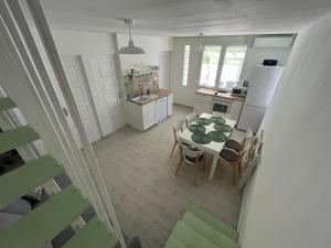 Kuchyň nebo kuchyňský kout v ubytování Helló Zsóry Apartman