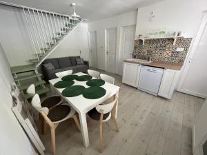Kuchyň nebo kuchyňský kout v ubytování Helló Zsóry Apartman