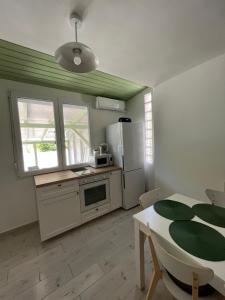 Kuchyň nebo kuchyňský kout v ubytování Helló Zsóry Apartman