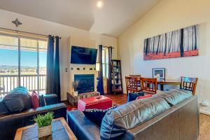 パゴサ・スプリングスにあるAspen Loftのソファとテーブルのあるリビングルーム