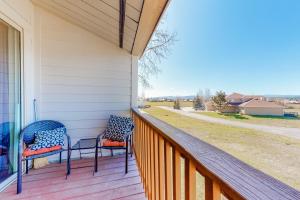 パゴサ・スプリングスにあるAspen Loftの家の玄関に座る椅子2脚