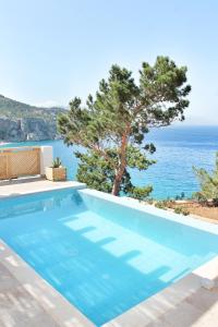 uma piscina com vista para o oceano em Akropolis Village Complex of Luxury Residence em Cárpatos