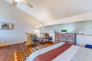 パゴサ・スプリングスにあるAspen Loftのベッドとテーブルと椅子のある寝室