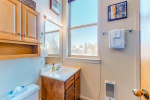 パゴサ・スプリングスにあるAspen Loftの洗面台と窓のあるバスルーム +11枚の写真
