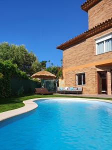 ein Schwimmbad in einem Hof neben einem Haus in der Unterkunft Vivalavida playa 1km in Lloret de Mar
