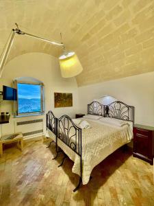 una camera con letto e finestra di Dimora La Gravina a Matera