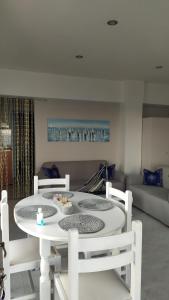 A seating area at ARDANI BAY STUDIO FAMILY APARTMENT