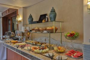 een buffet met veel verschillende soorten eten bij Le Suisse Elegance Hotel in Campos do Jordão