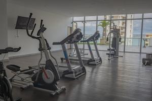 a gym with several exercise bikes in a room at Lujoso Apartamento en Bocagrande in Cartagena de Indias