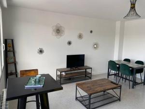 Televízia a/alebo spoločenská miestnosť v ubytovaní Superbe appartement avec vue panoramique sur Mers