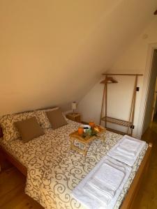 Llit o llits en una habitació de Mokrogorski konaci