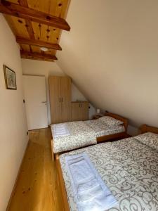 Llit o llits en una habitació de Mokrogorski konaci