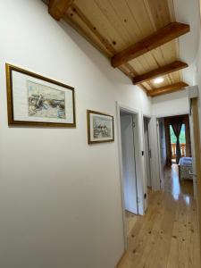 Llit o llits en una habitació de Mokrogorski konaci