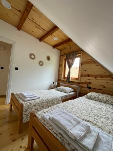 Llit o llits en una habitació de Mokrogorski konaci