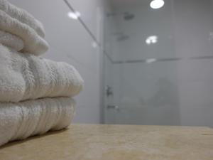 stos ręczników na stole w obiekcie Urquiza w mieście Salta