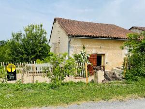 a small house with a fence in front of it at gîte chêne doré in Ribérac