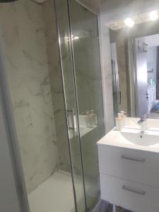 Kúpeľňa v ubytovaní Appartement JADE dans résidence proche Tennis/ centre naturiste + 5 fotografií