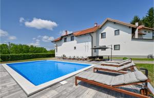Bazén v ubytování 5 Bedroom Cozy Home In Desni Stefanki nebo v jeho okolí