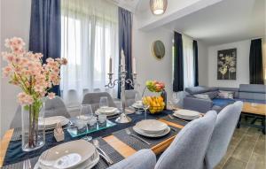 Posezení v ubytování 5 Bedroom Cozy Home In Desni Stefanki