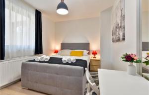 Postel nebo postele na pokoji v ubytování 5 Bedroom Cozy Home In Desni Stefanki