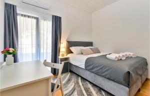 Postel nebo postele na pokoji v ubytování 5 Bedroom Cozy Home In Desni Stefanki