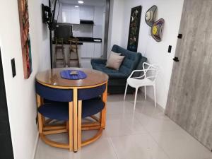 ein Wohnzimmer mit einem Tisch und einem Sofa in der Unterkunft Super apartamento en la mejor ubicacion de Cartago in Cartago