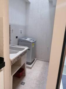 ein Badezimmer mit einem Waschbecken und einem Mülleimer in der Unterkunft Super apartamento en la mejor ubicacion de Cartago in Cartago
