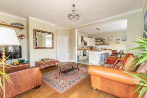 uma sala de estar com dois sofás e uma mesa em Cabbell Towers - Norfolk Holiday Properties em Cromer