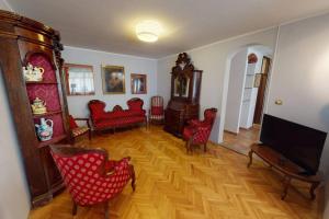 Posezení v ubytování Writer's Apartment in an Unique Split District